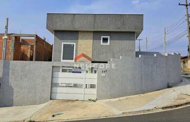 Imagem: A casa possui 3 Dormitórios, 3 Banheiros, 3 Vagas na garagem