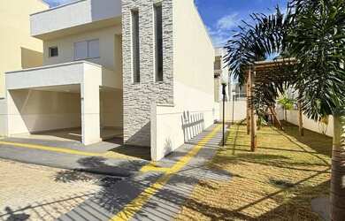 Imagem: A casa possui 3 Dormitórios, 4 Banheiros, 1 Vaga na garagem