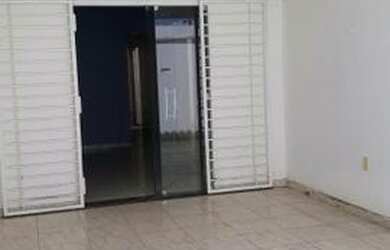 Imagem: A casa possui 3 Dormitórios, 2 Banheiros, 1 Vaga na garagem