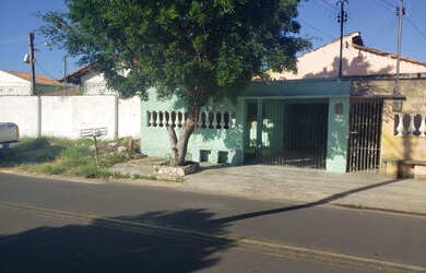 Imagem: A casa possui 3 Dormitórios, 1 Banheiro, 200m² de Área e