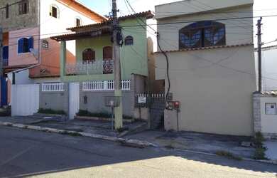 Imagem: A casa possui 3 Dormitórios, 2 Banheiros, 2 Vagas na garagem