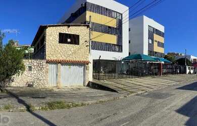 Imagem: A casa possui 5 Dormitórios, 4 Banheiros, 3 Vagas na garagem