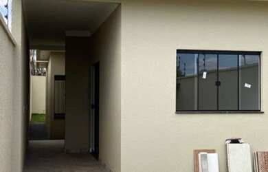 Imagem: A casa possui 2 Dormitórios, 2 Banheiros, 2 Vagas na garagem