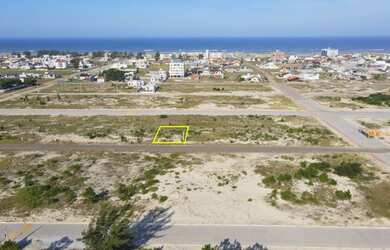 Imagem: O terreno possui 375m² de Área e está localizado em Balneário