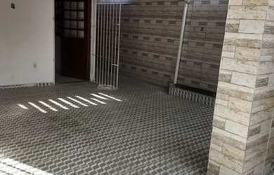 Imagem: A casa possui 3 Dormitórios, 2 Banheiros, 2 Vagas na garagem