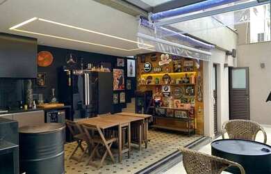 Imagem: A casa possui 3 Dormitórios, 3 Banheiros, 3 Vagas na garagem