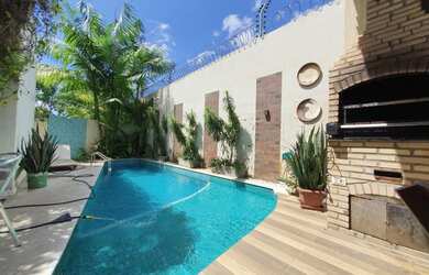 Imagem: A casa possui 3 Dormitórios, 3 Banheiros, 4 Vagas na garagem