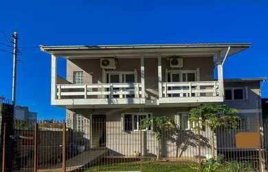 Imagem: A casa possui 3 Dormitórios, 3 Banheiros, 5 Vagas na garagem