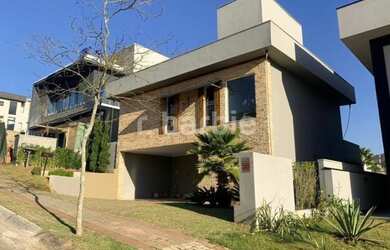 Imagem: A casa em condomínio possui 3 Dormitórios, 5 Banheiros, 2