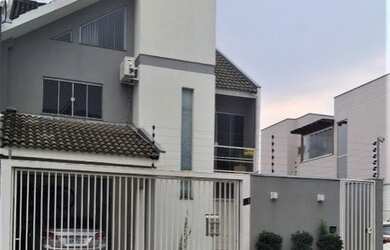 Imagem: A casa possui 4 Dormitórios, 3 Banheiros, 2 Vagas na garagem