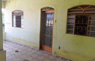 Imagem: A casa possui 2 Dormitórios, 1 Banheiro, 1 Vaga na garagem