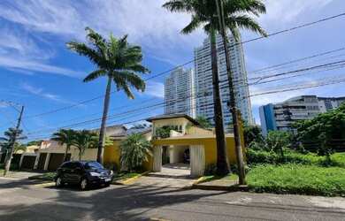 Imagem: A casa em condomínio possui 5 Dormitórios, 5 Banheiros, 5