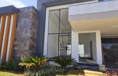 Imagem: A casa possui 3 Dormitórios, 3 Banheiros, 4 Vagas na garagem