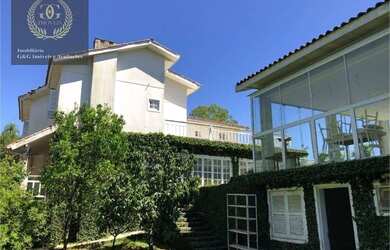 Imagem: A casa possui 3 Dormitórios, 2 Banheiros, 2 Vagas na garagem