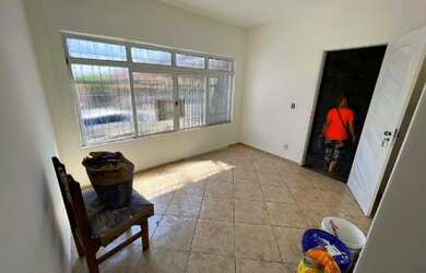 Imagem: A casa possui 3 Dormitórios, 1 Banheiro, 2 Vagas na garagem