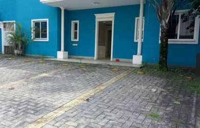 Imagem: A casa possui 3 Dormitórios, 2 Banheiros, 4 Vagas na garagem