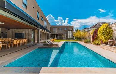 Imagem: A casa em condomínio possui 5 Dormitórios, 5 Banheiros, 5