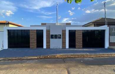 Imagem: A casa possui 2 Dormitórios, 1 Banheiro, 2 Vagas na garagem