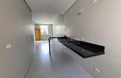 Imagem: A casa possui 3 Dormitórios, 2 Banheiros, 2 Vagas na garagem