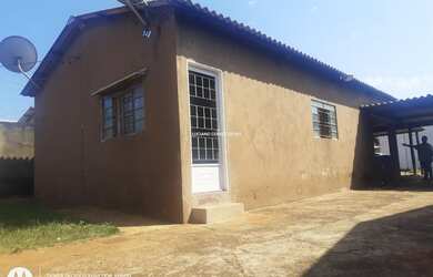 Imagem: A casa possui 4 Dormitórios, 1 Banheiro, 4 Vagas na garagem