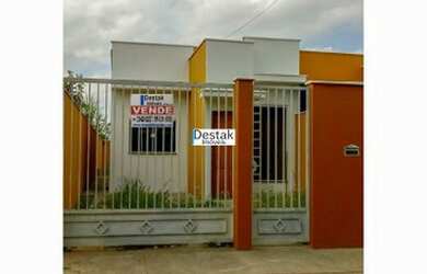 Imagem: A casa possui 2 Dormitórios, 1 Banheiro, 2 Vagas na garagem