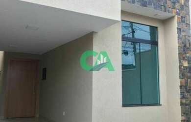 Imagem: A casa possui 3 Dormitórios, 2 Banheiros, 2 Vagas na garagem