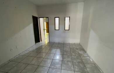 Imagem: A casa possui 2 Dormitórios, 2 Banheiros, 2 Vagas na garagem