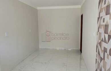 Imagem: A casa possui 3 Dormitórios, 2 Banheiros, 4 Vagas na garagem