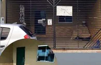 Imagem: A casa possui 2 Dormitórios, 2 Banheiros, 2 Vagas na garagem