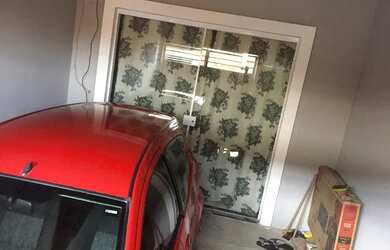 Imagem: A casa possui 2 Dormitórios, 1 Banheiro, 1 Vaga na garagem