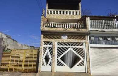 Imagem: A casa possui 4 Dormitórios, 5 Banheiros, 4 Vagas na garagem