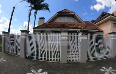 Imagem: A casa possui 3 Dormitórios, 1 Banheiro, 1 Vaga na garagem