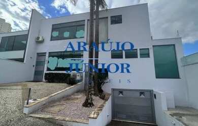 Imagem: A casa possui 5 Banheiros, 4 Vagas na garagem, 371m² de Área