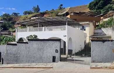 Imagem: A casa possui 4 Dormitórios, 3 Banheiros, 2 Vagas na garagem