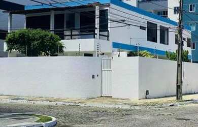 Imagem: A casa possui 5 Dormitórios, 4 Vagas na garagem e está localizado