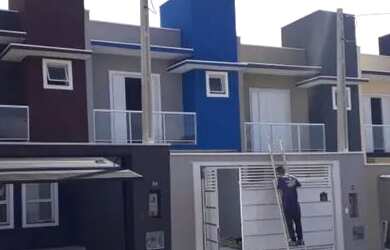 Imagem: A casa possui 3 Dormitórios, 2 Banheiros, 2 Vagas na garagem