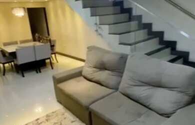 Imagem: A casa possui 3 Dormitórios, 2 Banheiros, 5 Vagas na garagem