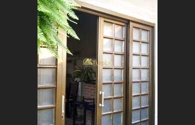 Imagem: A casa possui 2 Dormitórios, 2 Banheiros, 2 Vagas na garagem