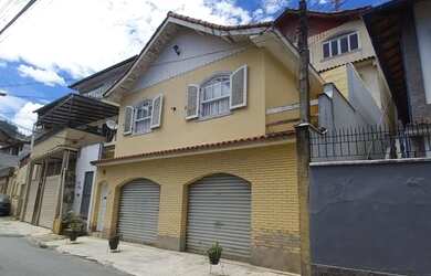 Imagem: A casa possui 3 Dormitórios, 4 Banheiros, 3 Vagas na garagem