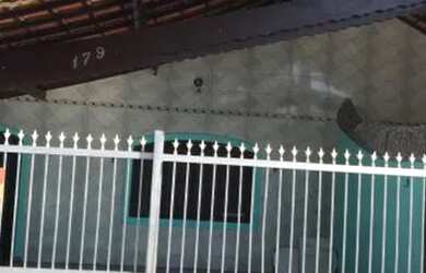 Imagem: A casa possui 2 Dormitórios e 2 Vagas na garagem e está localizado