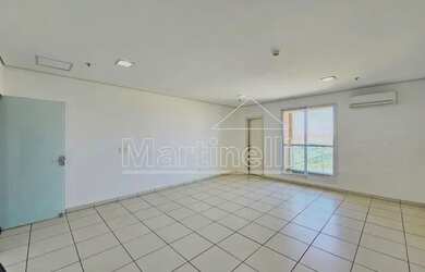 Imagem: O depósito possui 2 Vagas na garagem, 37m² de Área e está