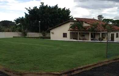 Imagem: A casa possui 3 Dormitórios, 3 Banheiros, 260m² de Área e