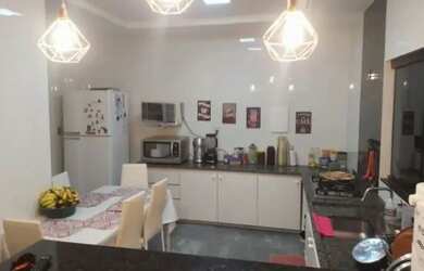 Imagem: A casa possui 2 Dormitórios, 2 Banheiros, 1 Vaga na garagem