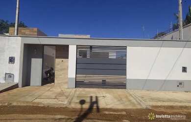 Imagem: A casa possui 2 Dormitórios, 1 Banheiro, 2 Vagas na garagem