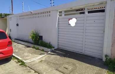 Imagem: A casa possui 2 Dormitórios, 1 Banheiro, 2 Vagas na garagem