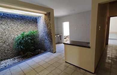 Imagem: A casa possui 4 Dormitórios, 1 Banheiro e 170m² de Área e