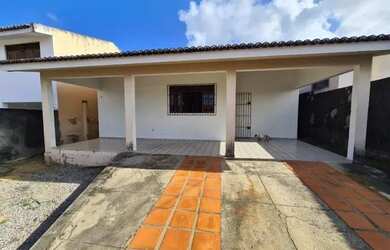 Imagem: A casa possui 3 Dormitórios, 1 Banheiro, 2 Vagas na garagem