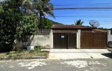 Imagem: A casa possui 2 Dormitórios, 1 Banheiro, 1 Vaga na garagem