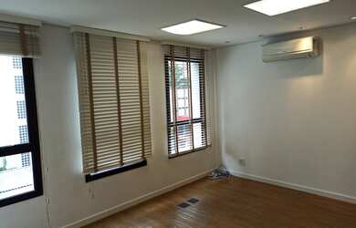 Imagem: O depósito possui 2 Vagas na garagem e 42m² de Área e está