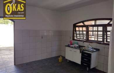 Imagem: A casa possui 3 Dormitórios, 2 Banheiros, 2 Vagas na garagem